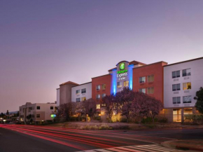 Гостиница Holiday Inn Express Hotel & Suites Belmont, an IHG Hotel  Белмонт